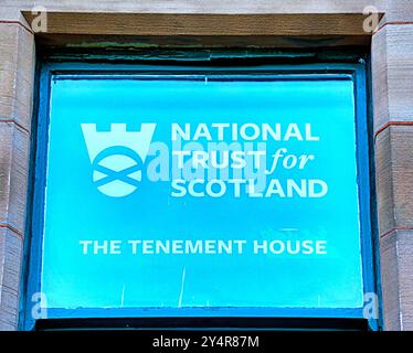 Glasgow, Scozia, Regno Unito. 19 settembre 2024. Meteo nel Regno Unito: Soleggiato e caldo quando torna l'estate. I turisti visitano la casa di proprietà della National Trust for scotland in Buccleuch Street. Credit Gerard Ferry/Alamy Live News Foto Stock