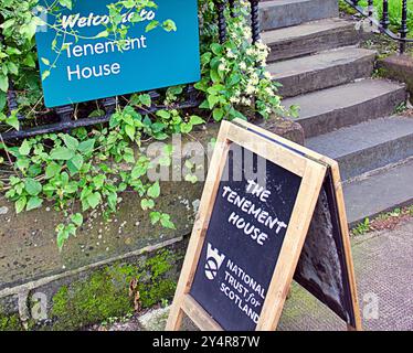 Glasgow, Scozia, Regno Unito. 19 settembre 2024. Meteo nel Regno Unito: Soleggiato e caldo quando torna l'estate. I turisti visitano la casa di proprietà della National Trust for scotland in Buccleuch Street. Credit Gerard Ferry/Alamy Live News Foto Stock