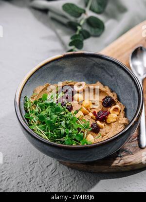 Ciotola di hummus con ceci Foto Stock