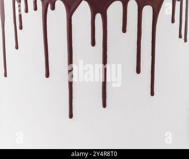 Torta bianca con primo piano al cioccolato fondente fuso Foto Stock