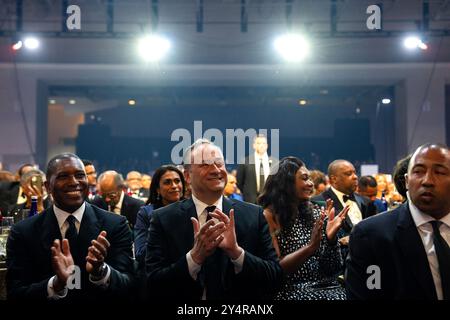 Washington, DC, USA. 14 settembre 2024. Il secondo gentiluomo Doug Emhoff partecipa alla cena dei Phoenix Awards 2024 a Washington, DC, USA, sabato 14 settembre, 2024. la cena, ospitata dal Congressional Black Caucus (CBC) e dalla Congressional Black Caucus Foundation (CBCF), onora il lavoro svolto dai due gruppi per sostenere le norme e le istituzioni democratiche e tracciare un percorso per il progresso per i neri americani. Credito: Kent Nishimura/Pool tramite CNP/dpa/Alamy Live News Foto Stock