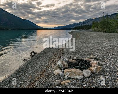 Piccolo caminetto lungo le rive del lago Muncho. Foto Stock