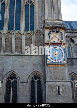 Settembre 2024 - Orologio esterno sulle mura della cattedrale di Wells, nel Somerset, la città più piccola d'Inghilterra Foto Stock