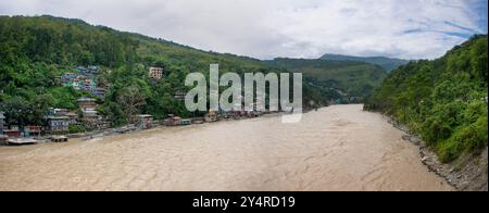 Vista panoramica del fiume Tista dal Ponte di Tista, Kalimpong Foto Stock