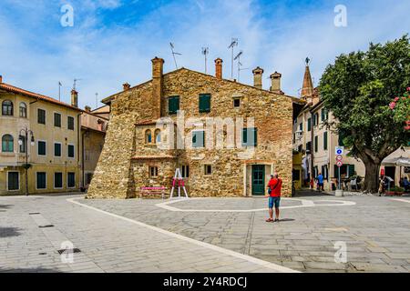 GRADO, ITALIA – 2 GIUGNO 2024: Casa tipica a grado, caratterizzata da facciate colorate e tradizionale architettura veneziana, che riflette il fascino locale Foto Stock