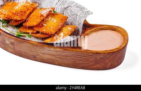 Empanadas al formaggio fritto su tavola di legno Foto Stock