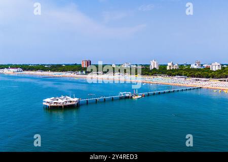 LIGNANO SABBIADORO, ITALIA – 22 LUGLIO 2024: Spiagge di Lignano Sabbiadoro, caratterizzate da ampi tratti sabbiosi e acque limpide, rinomate per prendere il sole Foto Stock