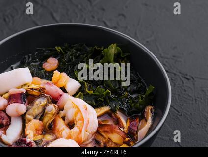 zuppa cinese con alghe e pesce Foto Stock