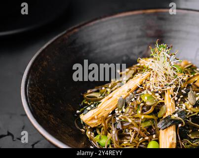 Piatto piccante, spaghetti con carne e verdure in padella Foto Stock