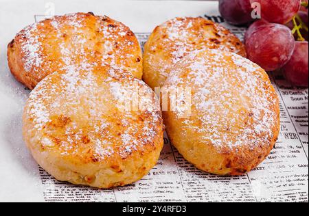 Pancake al formaggio fresco con uva Foto Stock