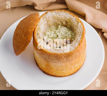 Deliziosa zuppa di panna di spinaci verdi con pollo e funghi Foto Stock