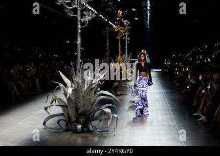 Milano, Italia. 18 settembre 2024. ETRO Runway Primavera/Estate 2025 durante la settimana della moda di Milano del 2024 settembre - Milano, Italia 18/09/2024 credito: dpa/Alamy Live News Foto Stock