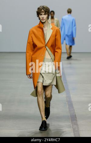 Milano, Italia. 17 settembre 2024. ICEBERG Runway Primavera/Estate 2025 durante la settimana della moda di Milano del 2024 settembre - Milano, Italia 17/09/2024 credito: dpa/Alamy Live News Foto Stock