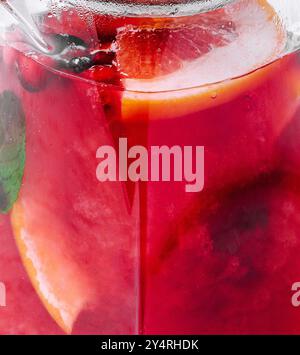 Punch frizzante di fragole, arancia e basilico, cocktail primaverile Foto Stock