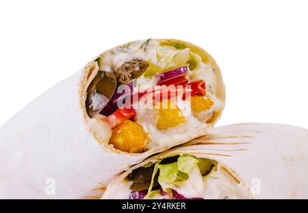 Avvolgere con pepite di pollo, verdure e salsa isolata Foto Stock