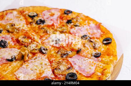 pizza con prosciutto e funghi su sfondo chiaro Foto Stock