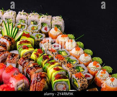 Grande sushi set, girato dall'alto su sfondo nero Foto Stock