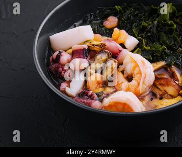 zuppa cinese con alghe e pesce Foto Stock