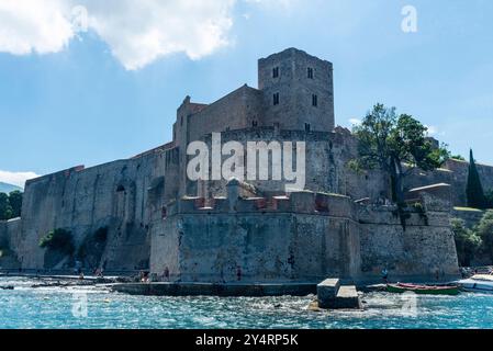 Collioure, Francia - 17 giugno 2024: Chateau Royal de Collioure o Castell Reial de Cotlliure accanto al porto di questo villaggio di pescatori della Francia Foto Stock