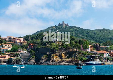 Collioure, Francia - 17 giugno 2024: Veduta di Collioure o Cotlliure, villaggio di pescatori della Francia Foto Stock