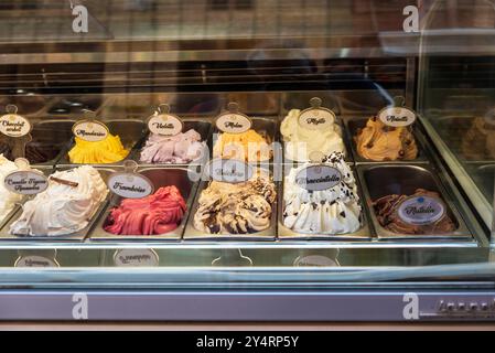 Collioure, Francia - 17 giugno 2024: Esposizione di gelati assortiti in una gelateria nella città vecchia di Collioure o Cotlliure, Francia Foto Stock
