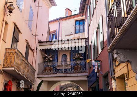 Collioure, Francia - 17 giugno 2024: Strada nel centro storico del villaggio di pescatori di Collioure o Cotlliure, Francia Foto Stock