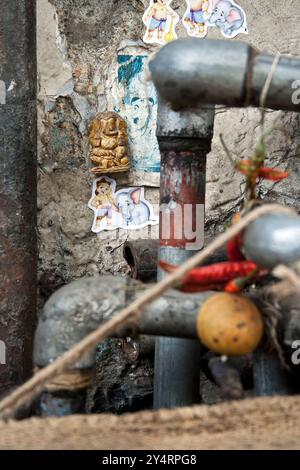 Dadar, Maharashtra / India - 1 maggio 2008 : la vista della statua del Signore Ganesha e degli adesivi appesi al muro della strada. Foto Stock