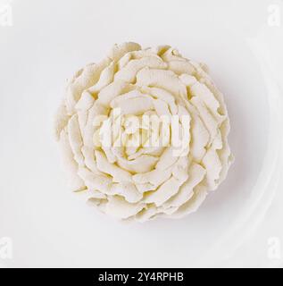 Deliziosa torta leggera con gelato alle rose Foto Stock