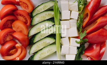 vista dall'alto delle verdure tritate con formaggio di capra Foto Stock