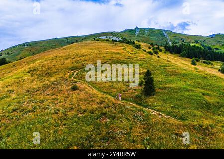 MATAJUR, ITALIA - 23 LUGLIO 2024: Vista maestosa del monte Matajur, che offre vedute panoramiche del paesaggio circostante e mostra il suo prominente po Foto Stock