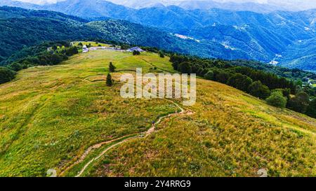 MATAJUR, ITALIA - 23 LUGLIO 2024: Vista maestosa del monte Matajur, che offre vedute panoramiche del paesaggio circostante e mostra il suo prominente po Foto Stock