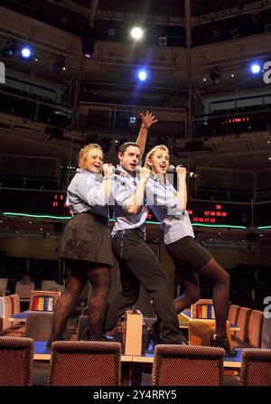 l-r: Amanda Henderson (Joy), Warren Sollars (Joe), Emily Alexander (Debbie) in EVERYBODY LOVES A WINNER scritto e diretto da Neil Bartlett al Royal Exchange Theatre, Manchester 03/07/2009 a Manchester International Festival Production design: Miriam Buether lighting: Chris Davey Foto Stock