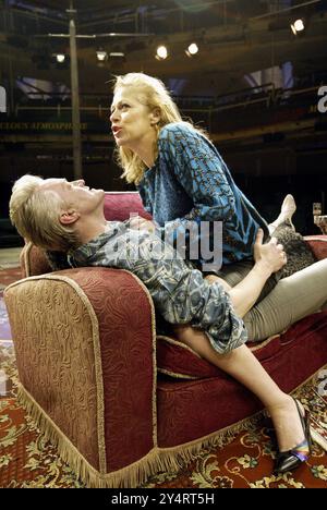 David Hounslow (Ray Say), Denise Welch (Mari Hoff) in THE RISE AND FALL OF LITTLE VOICE di Jim Cartwright al Royal Exchange Theatre, Manchester, Inghilterra 26/01/2004 design: Liz Ascroft illuminazione: Richard Owen regista: Sarah Frankcom Foto Stock