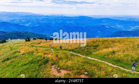 MATAJUR, ITALIA - 23 LUGLIO 2024: Vista maestosa del monte Matajur, che offre vedute panoramiche del paesaggio circostante e mostra il suo prominente po Foto Stock