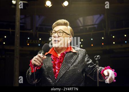 Roy Barraclough (Mr Boo) in THE RISE AND FALL OF LITTLE VOICE di Jim Cartwright al Royal Exchange Theatre, Manchester, Inghilterra 26/01/2004 design: Liz Ascroft illuminazione: Richard Owen regista: Sarah Frankcom Foto Stock