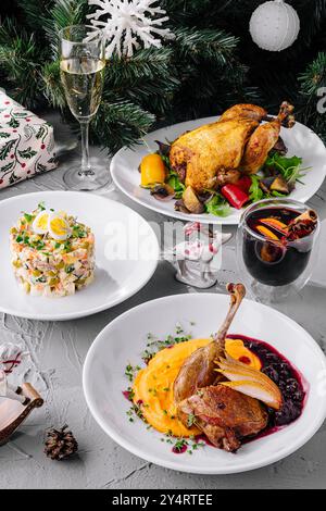 Vivace ambiente da tavola con succulenti pollo arrosto, insalata e VIN brulé Foto Stock