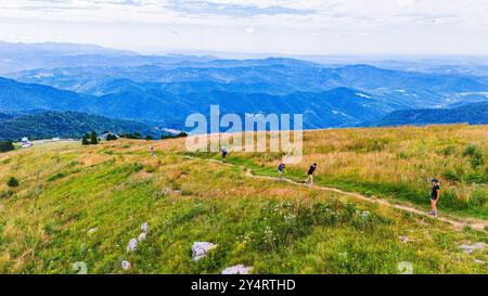 MATAJUR, ITALIA - 23 LUGLIO 2024: Vista maestosa del monte Matajur, che offre vedute panoramiche del paesaggio circostante e mostra il suo prominente po Foto Stock