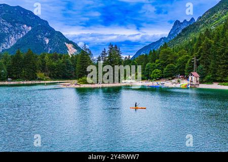 LAGO DEL PREDIL, ITALIA – 23 LUGLIO 2024: Vista panoramica del Lago del Predil, un tranquillo lago alpino circondato da aspre montagne che riflettono l'incontaminato Foto Stock