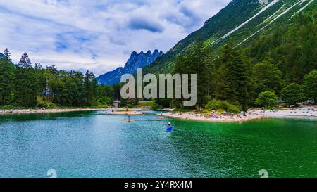 LAGO DEL PREDIL, ITALIA – 23 LUGLIO 2024: Vista panoramica del Lago del Predil, un tranquillo lago alpino circondato da aspre montagne che riflettono l'incontaminato Foto Stock