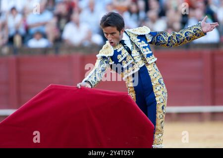 Siviglia, Spagna, 15 agosto 2008, Fernández Pineda affronta abilmente il toro con il suo mantello nell'iconica arena della Real Maestranza a Siviglia. Foto Stock