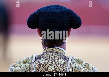 Siviglia, Spagna, 15 agosto 2008, Luis de Pauloba si erge con le spalle alla folla nell'iconica arena di Siviglia, preparandosi per l'evento imminente. Foto Stock