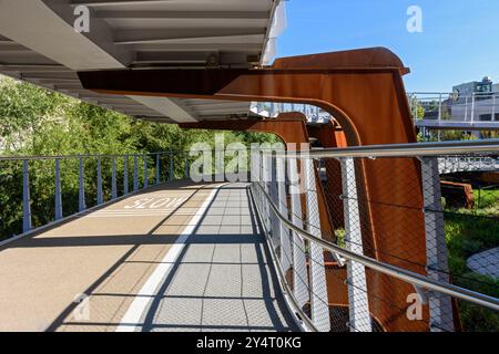 La rampa ciclabile e pedonale che porta al Viaduct Park sopra lo svincolo dei trasporti, Stockport, GTR Manchester, Inghilterra, Regno Unito Foto Stock