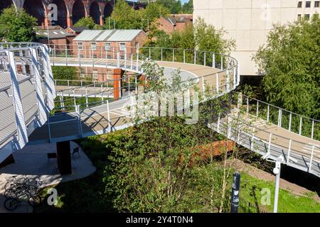 La rampa ciclabile e pedonale che porta al Viaduct Park sopra lo svincolo dei trasporti, Stockport, GTR Manchester, Inghilterra, Regno Unito Foto Stock