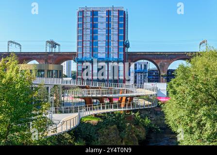 Lo sviluppo di Weir Mill e la rampa che porta a Viaduct Park dallo svincolo di trasporto, Stockport, GTR Manchester, Inghilterra, Regno Unito Foto Stock