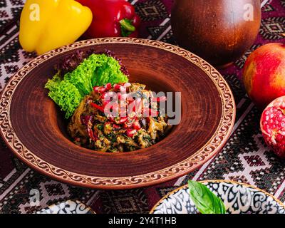 Piatti esotici con vivaci decorazioni servite in una ciotola decorativa su una superficie tessile a motivi geometrici Foto Stock