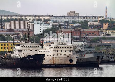 Una vista della città portuale russa industriale e militarizzata di Murmansk sulla costa settentrionale della penisola di Kola, Russia. Foto Stock