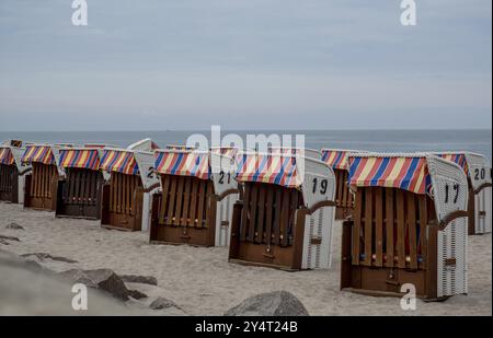 Sedie a sdraio chiuse sulla spiaggia del Mar Baltico in autunno Foto Stock