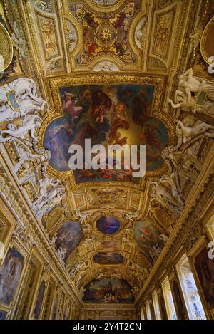 Soffitto decorato della Galleria Apollo (Galerie d'Apollon) al Museo del Louvre di Parigi, Francia, Europa Foto Stock