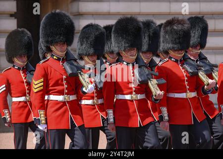 Cerimonia di cambio della guardia sul piazzale di Buckingham Palace, Londra, Regno Unito, Europa Foto Stock