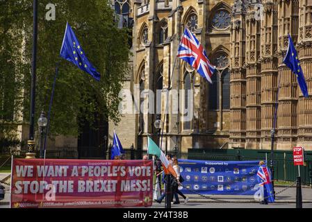 I cartelli e striscioni a Londra per protestare il pasticcio del Brexit trattativa tra il governo del Regno Unito e dell'Unione europea Foto Stock